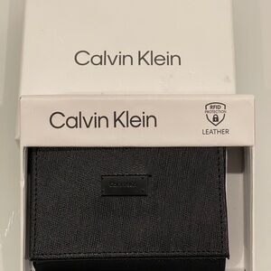 Calvin Klein Men's Trifold Black Leather RFID Wallet 31KA110015